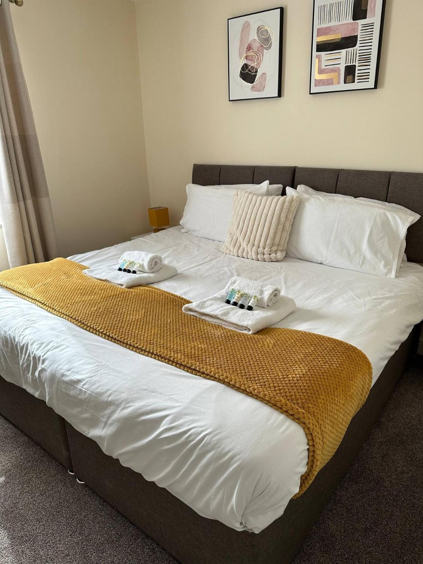Yellow Sunflowers Flat In Stroud Stroud  Exterior photo
